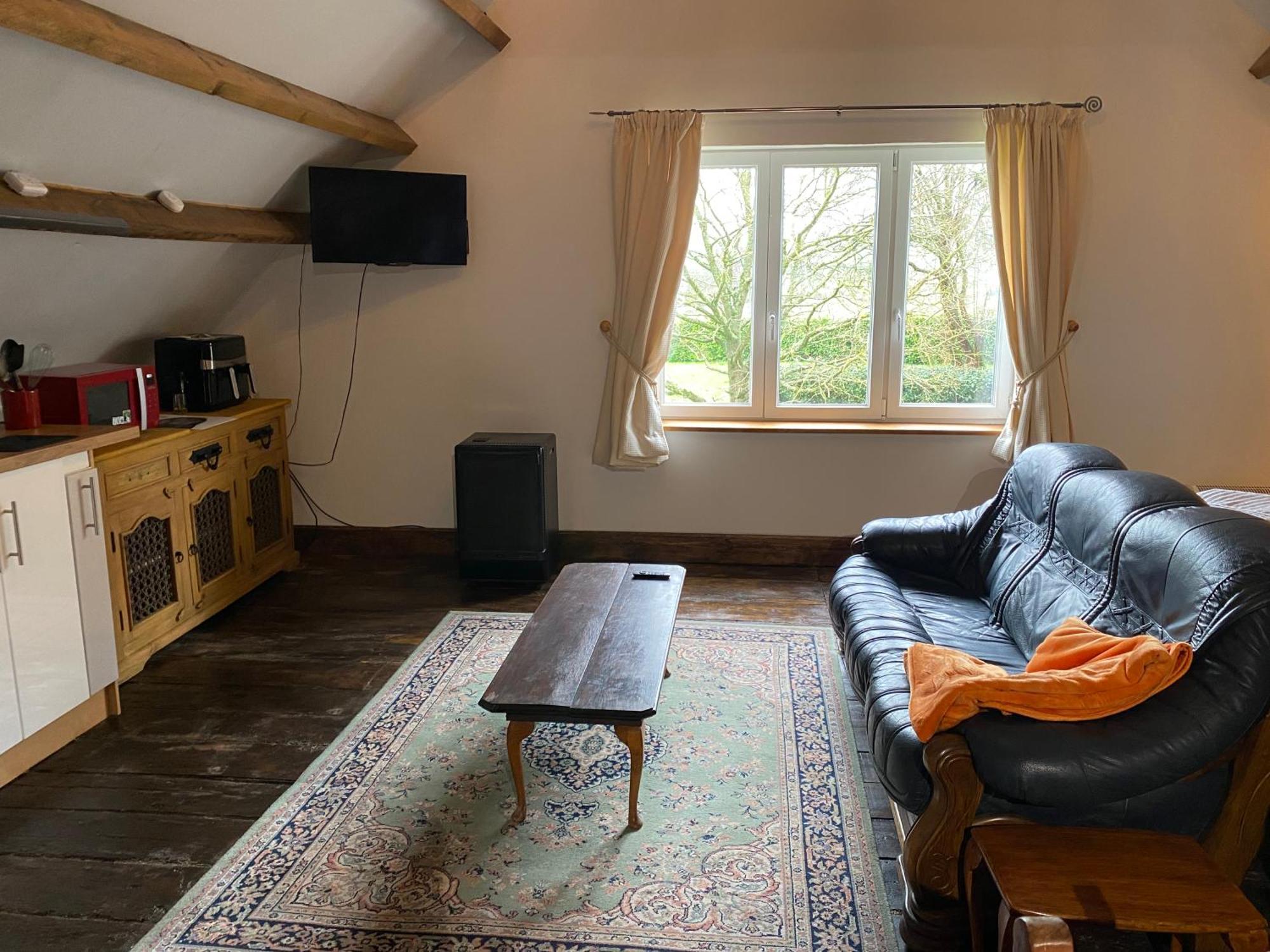 Spacious, Rustic Studio Space For 2 Persons Saint-Cyr-du-Bailleul Ngoại thất bức ảnh
